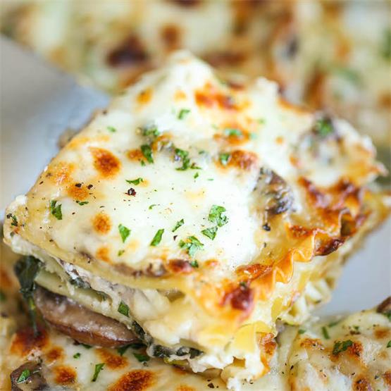 Creamy Spinach and Mushroom Lasagna from DamnDelicious