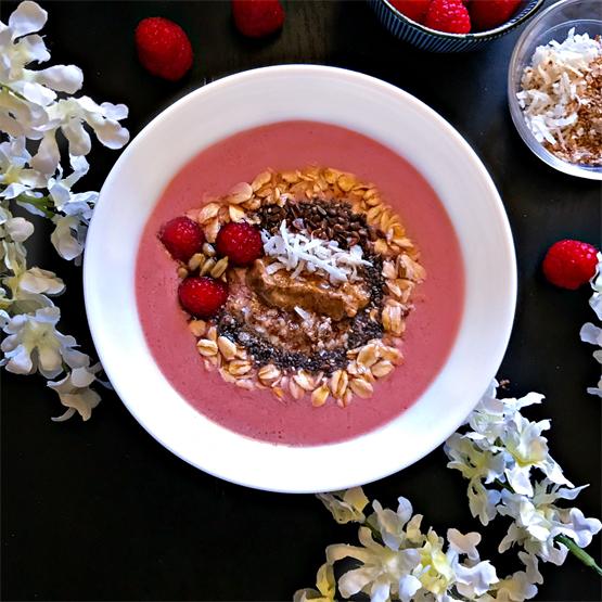 Quick Raspberry Chocolate Breakfast Smoothie Bowl