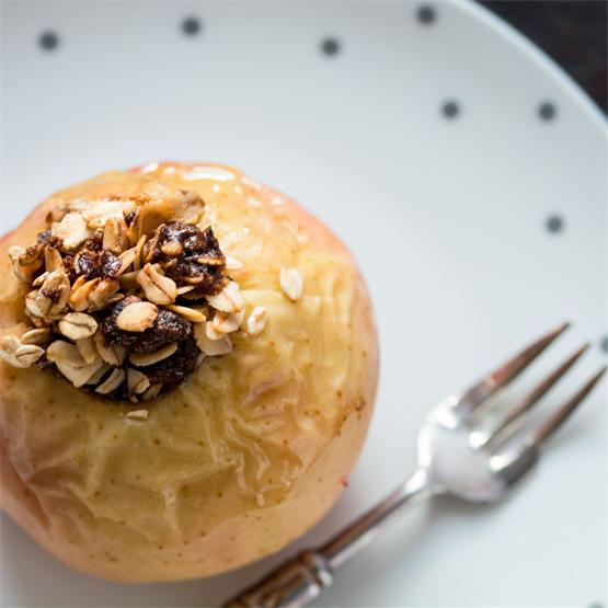 Vegan Baked Apples stuffed with Oatmeal and Dates