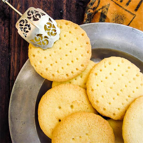 Quick Vanilla Shortbread Cookies - Crumbly, buttery & delicious