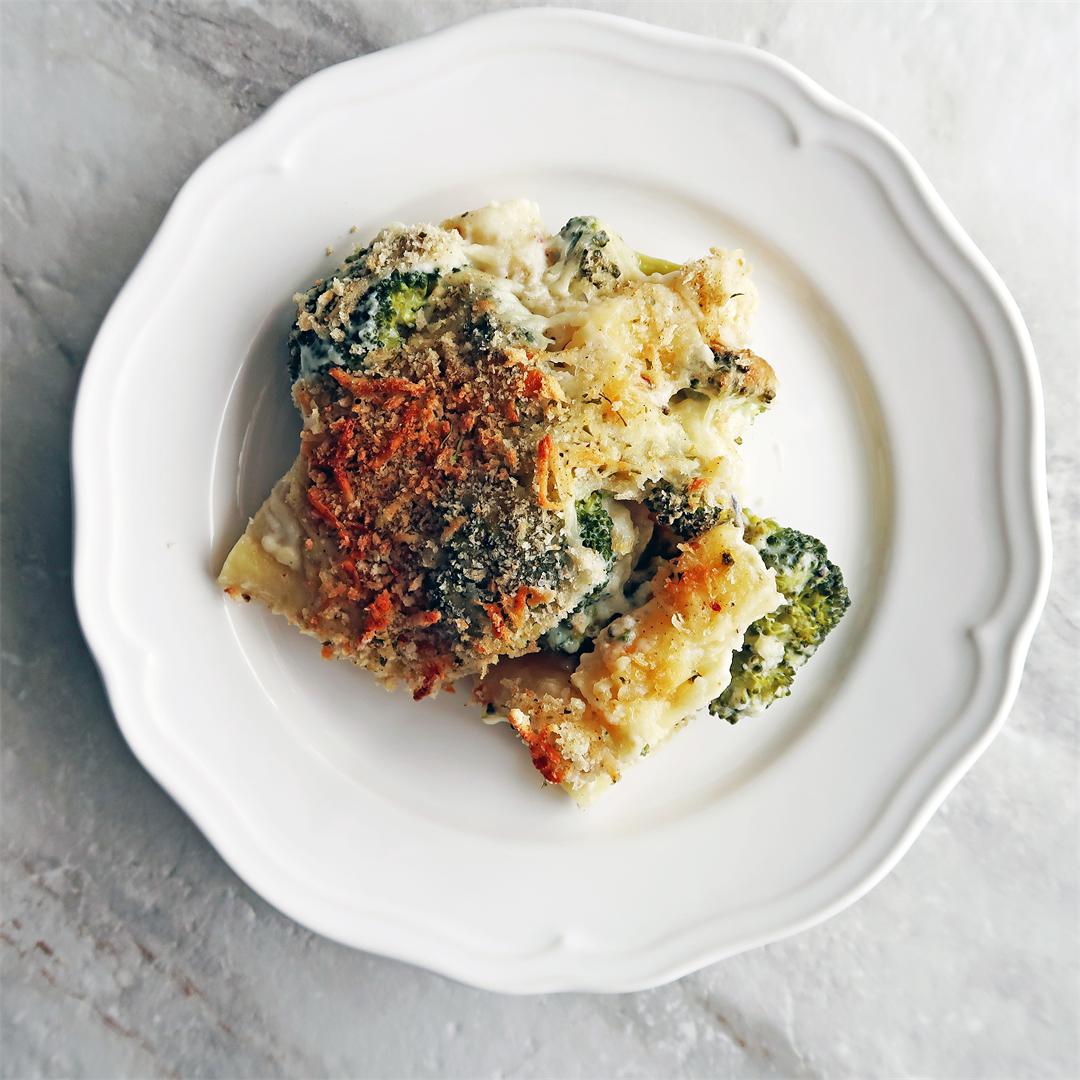 One Skillet Pasta Bake with Broccoli and White Cheese Sauce
