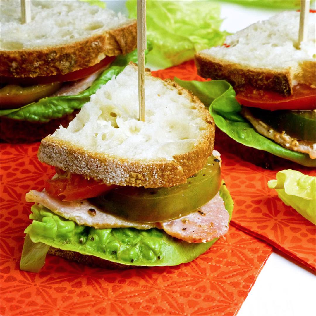 BLT-sandwich with green zebra tomatoes and homemade mayonnaise.