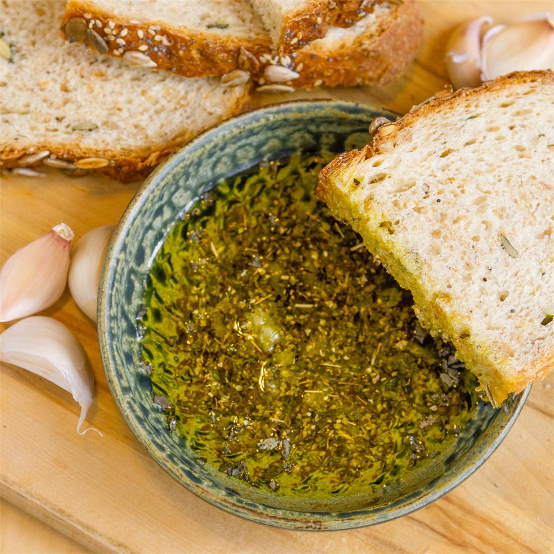 Рецепт хлеб чеснок масло. Чесночный хлеб. Хлеб с чесноком приправами. Хлеб масло специи. Хлеб чесночный оливковый.