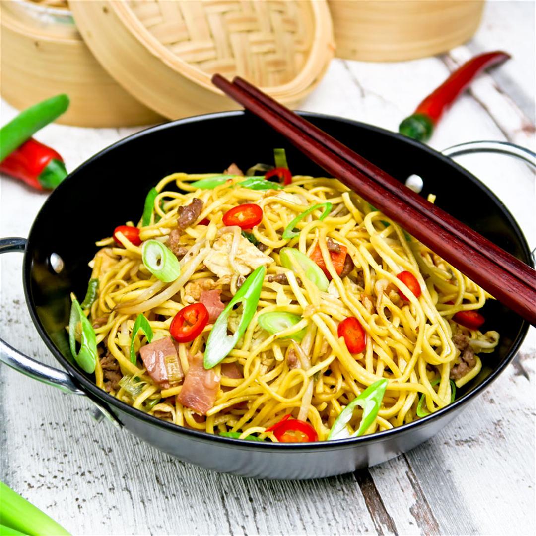 Stir-fried noodles with lots of fresh vegetables and beef