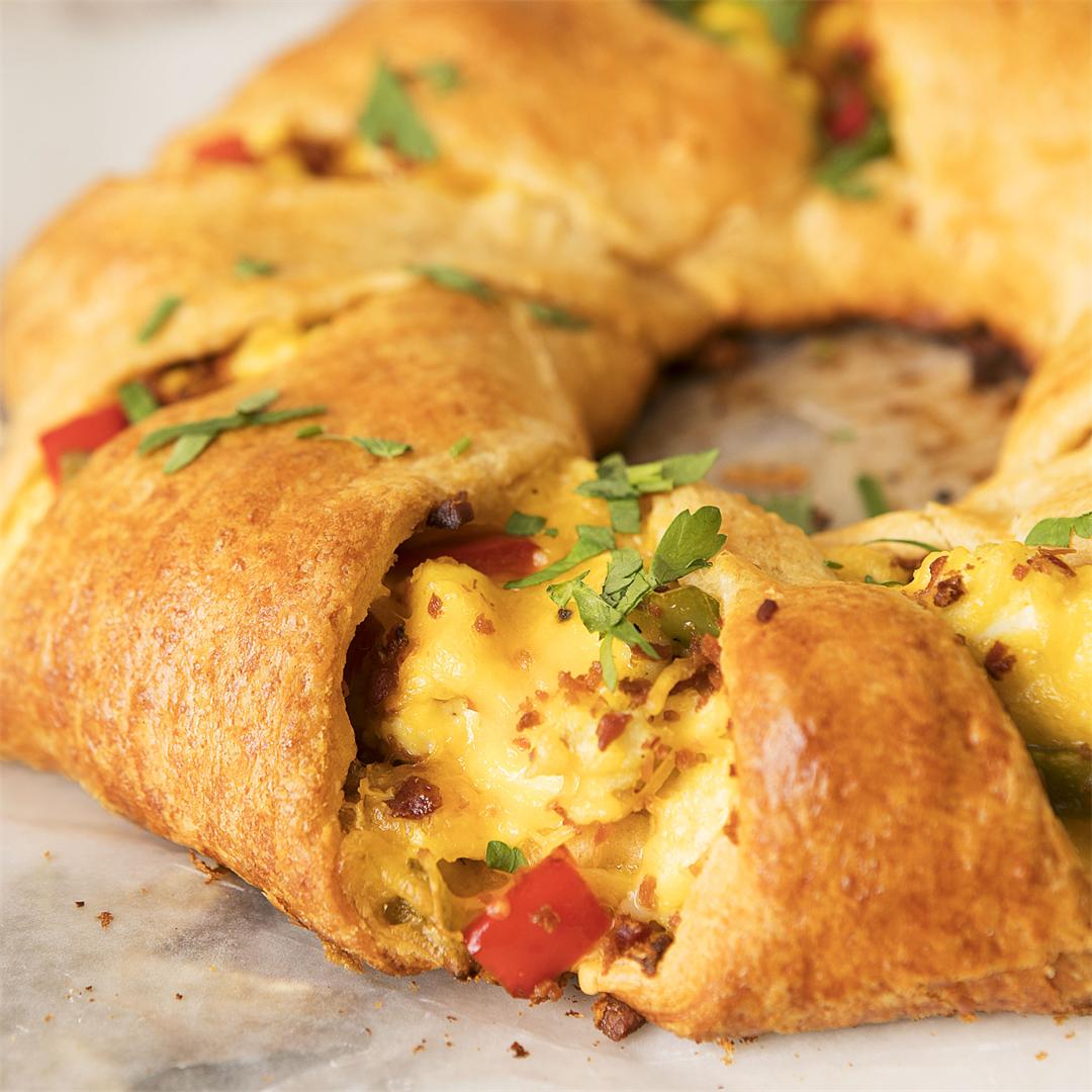 Egg, bacon, and pepper breakfast crescent ring