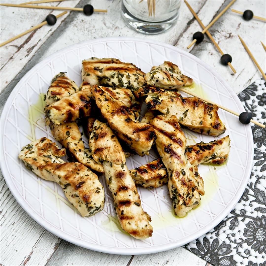 Grilled chicken breasts with lemon, thyme and olive oil