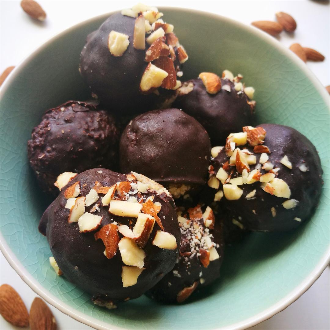 Yummy raw chocolate and almond bites – the perfect after dinner