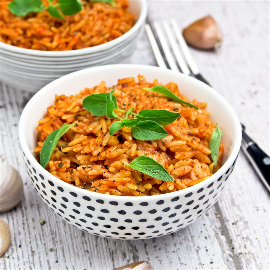 Fragrant tomato rice: a great side dish for your Greek dinner
