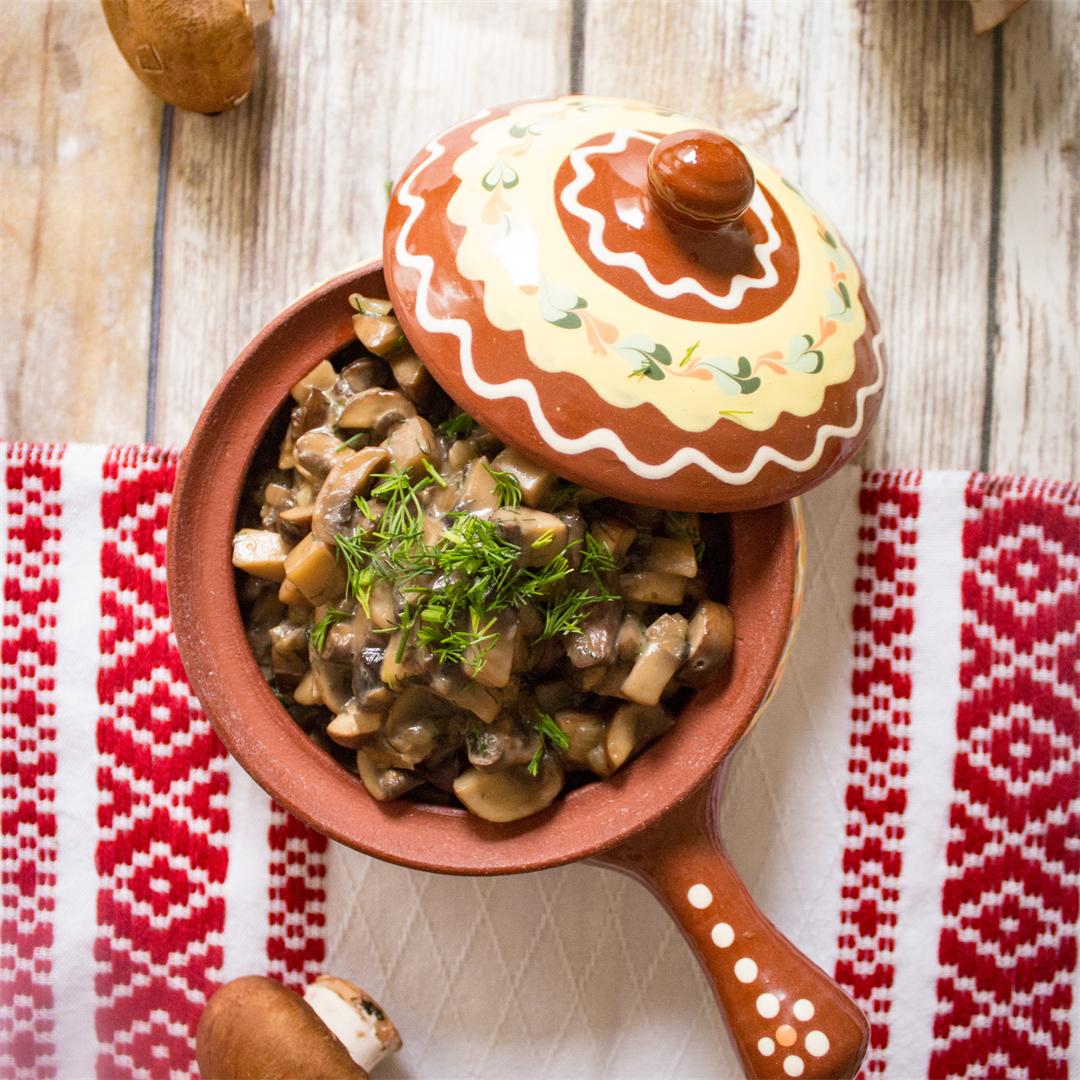 Mushroom stew flavored with garlic and dill