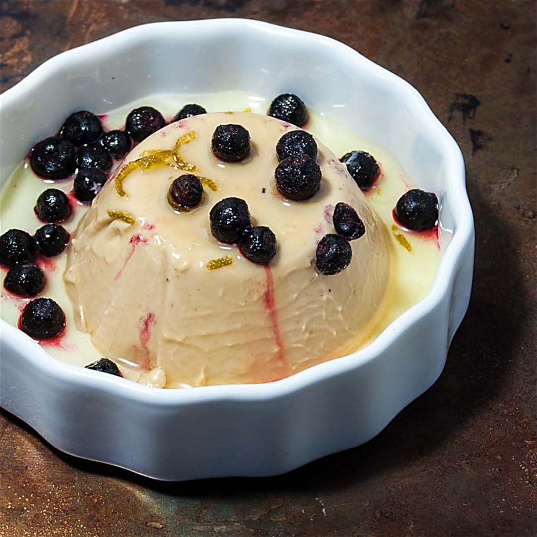 Panna cotta with ginger, blueberries and lime syrup