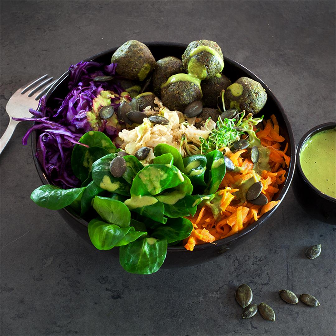 Winter-Bowl with pumkinseed-falafel and colourful vegetables