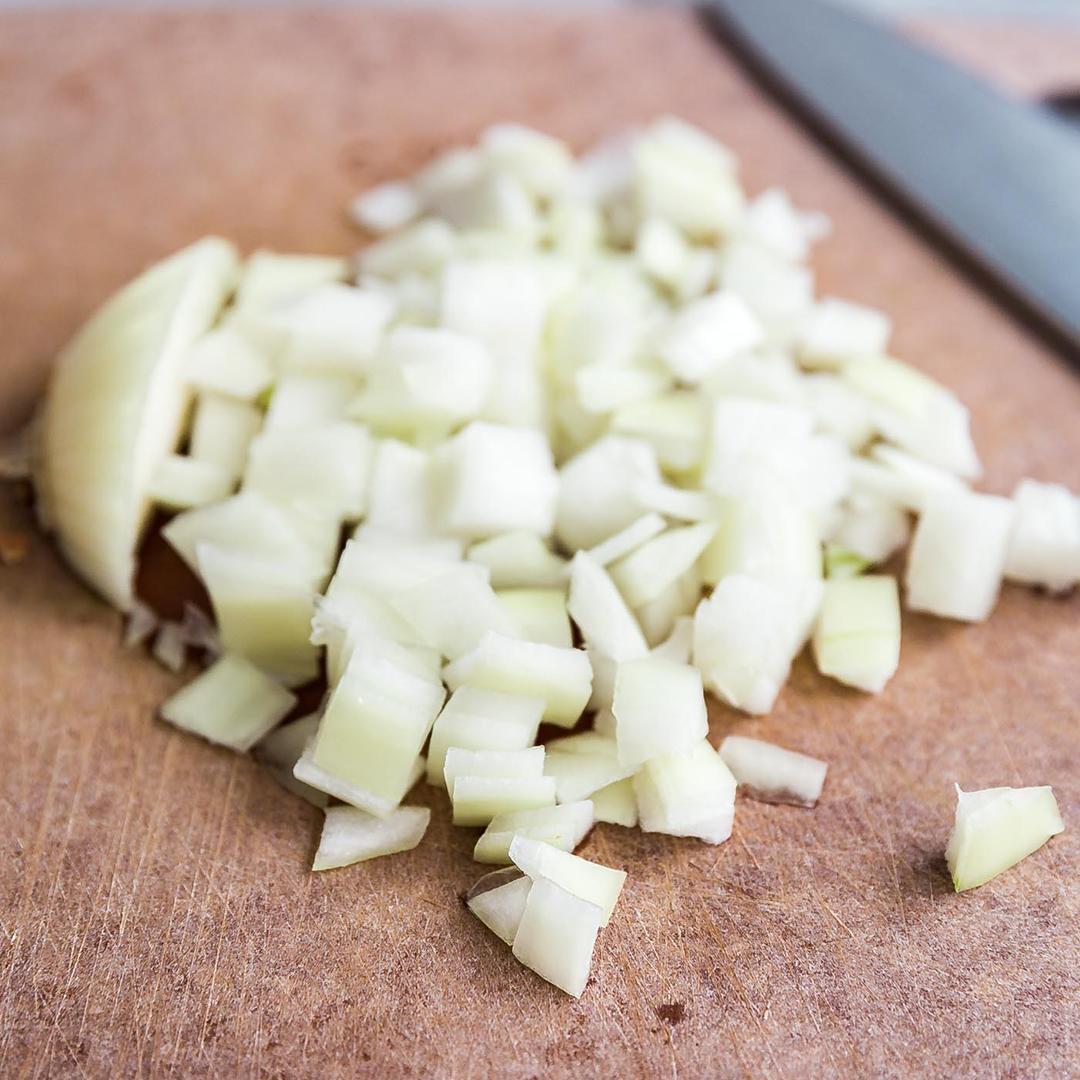 How to chop an onion