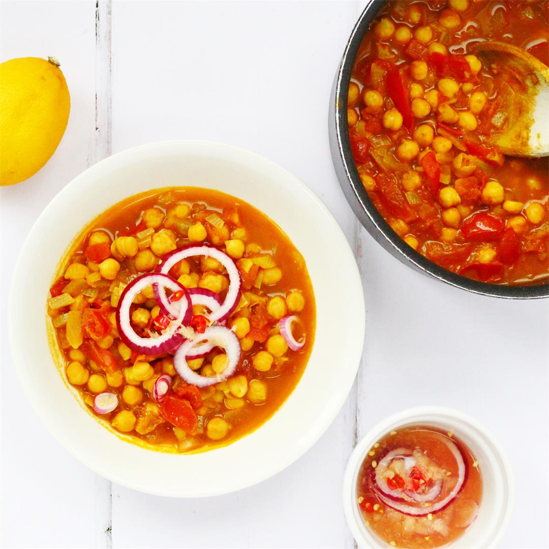 Spicy chickpeas: Sour Chickpeas or Khatte Chhole