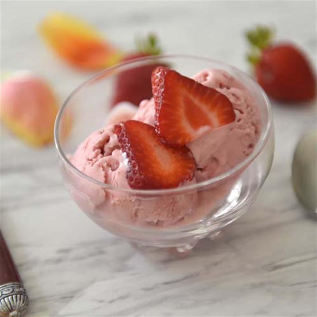 Strawberry Frozen Yogurt - Only 3 Ingredients