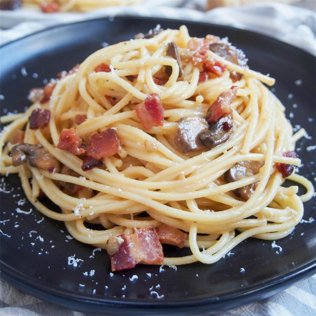 Spaghetti alla carbonara with mushrooms