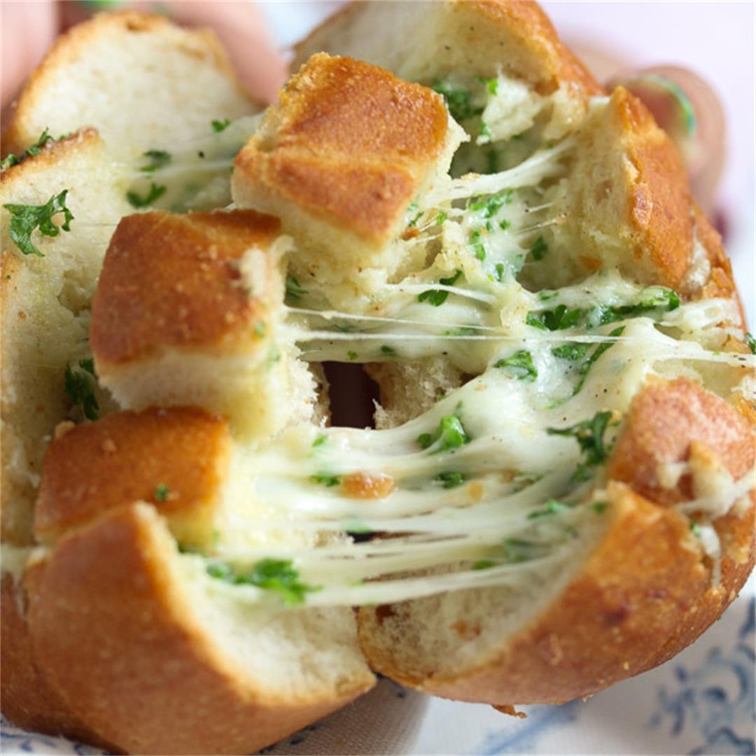 Mozzarella and Garlic Pull-Apart Bread Rolls