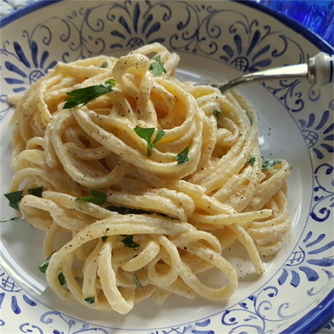 Creamy linguine al limone (pasta with lemon)