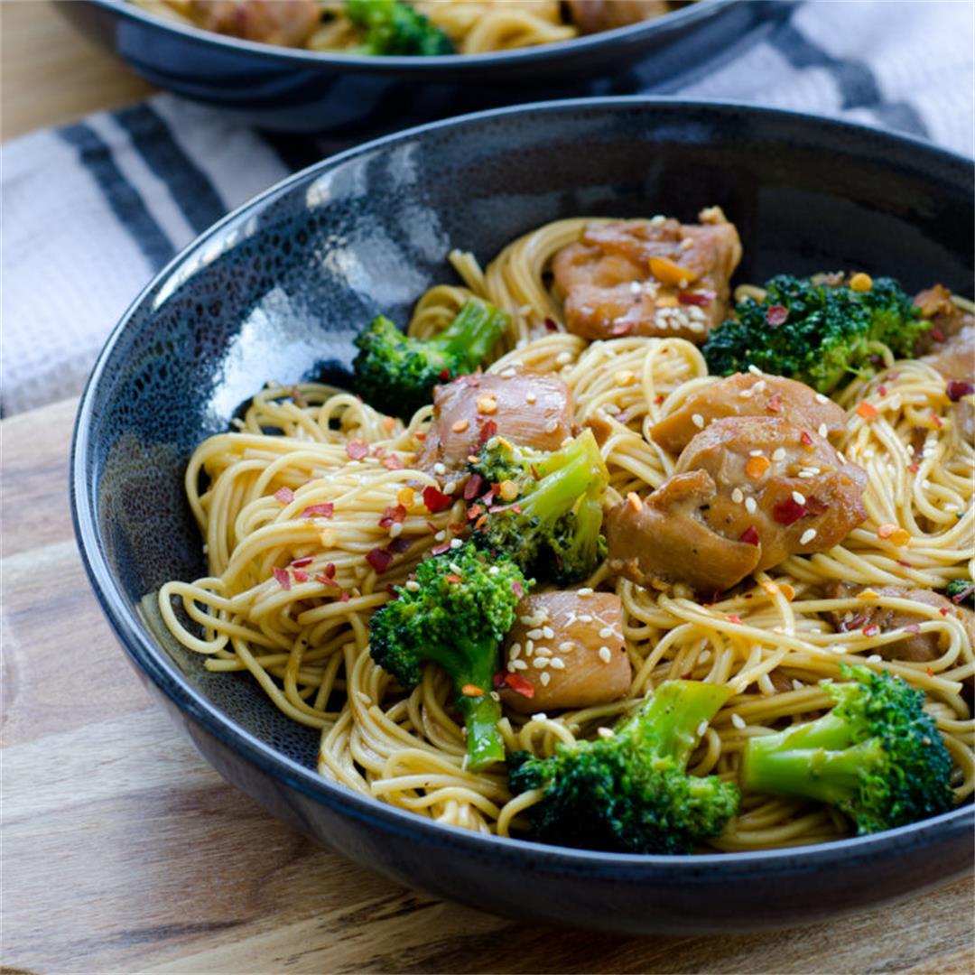Black Pepper Chicken Noodles with Broccoli