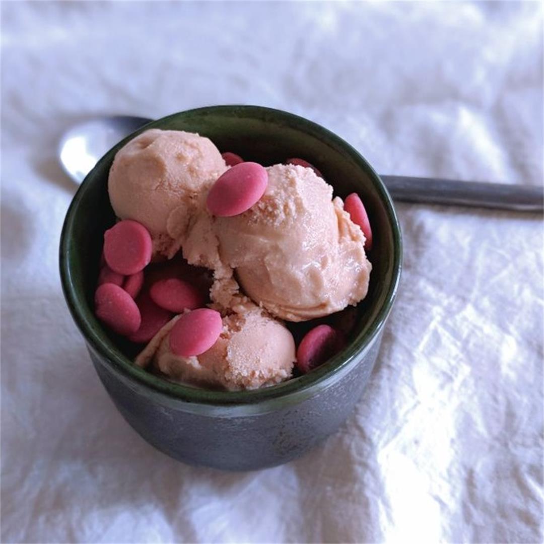 Skinny ice cream with pomegranate flavour