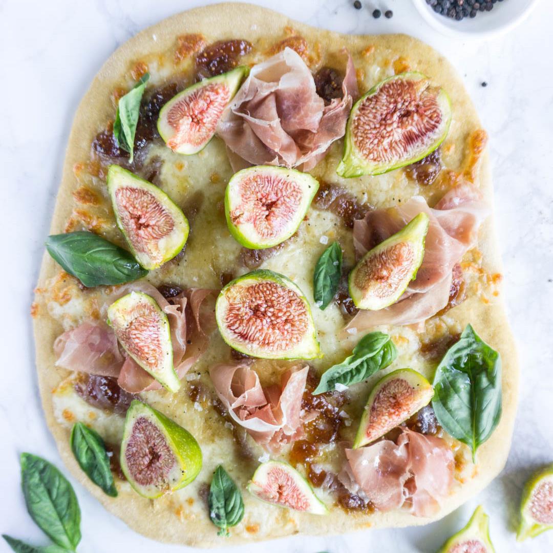 Fig and prosciutto pizza