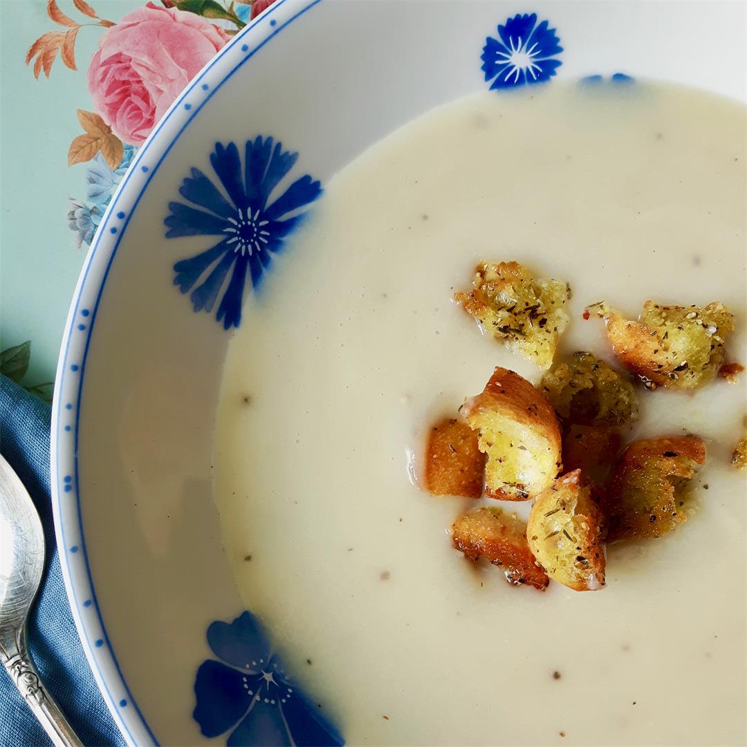 Creamy Cauliflower and Roasted Garlic Soup