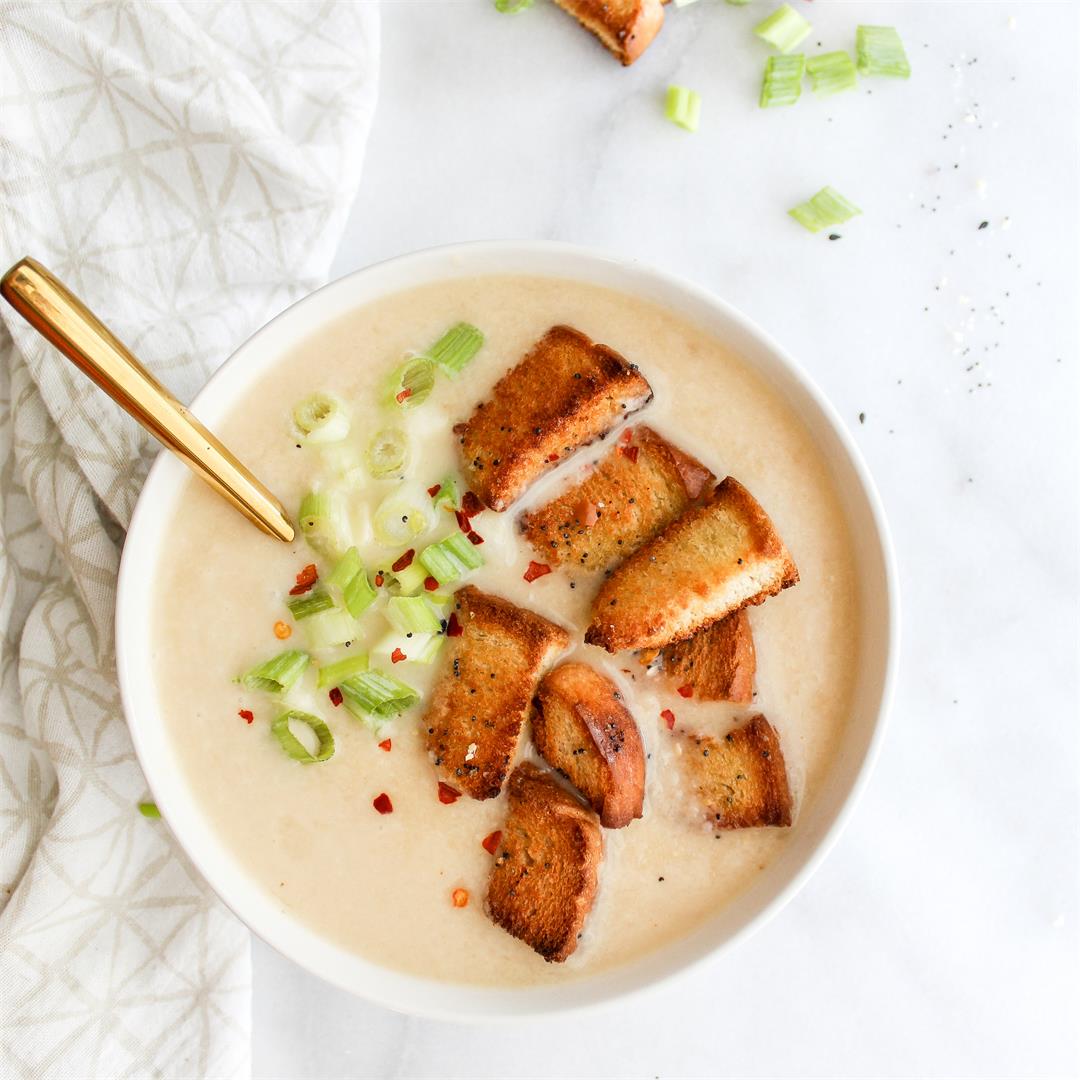 Cheesy Cauliflower Soup with Everything Bagel Seasoned Croutons