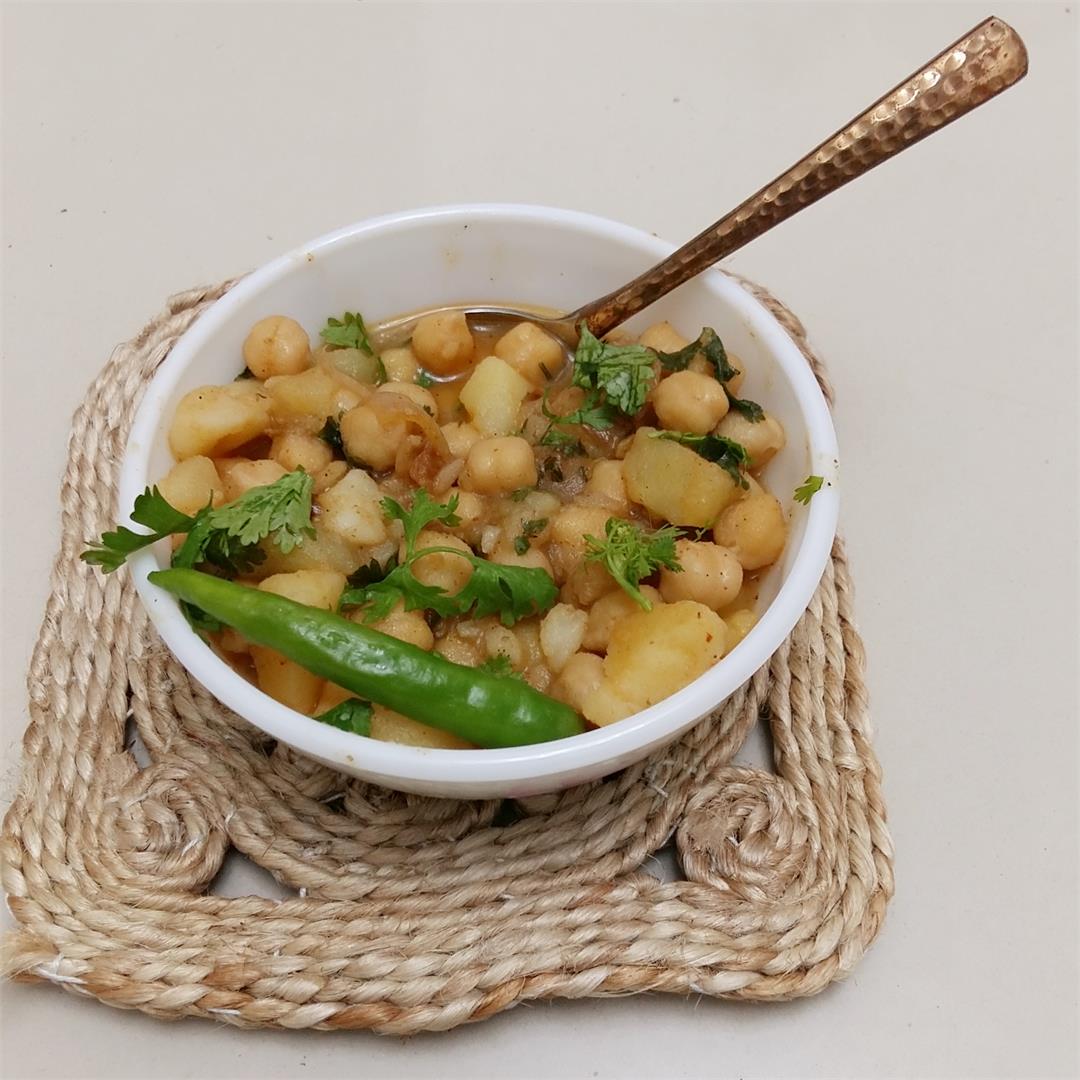 Chickpeas curry with potatoes - A healthy side dish