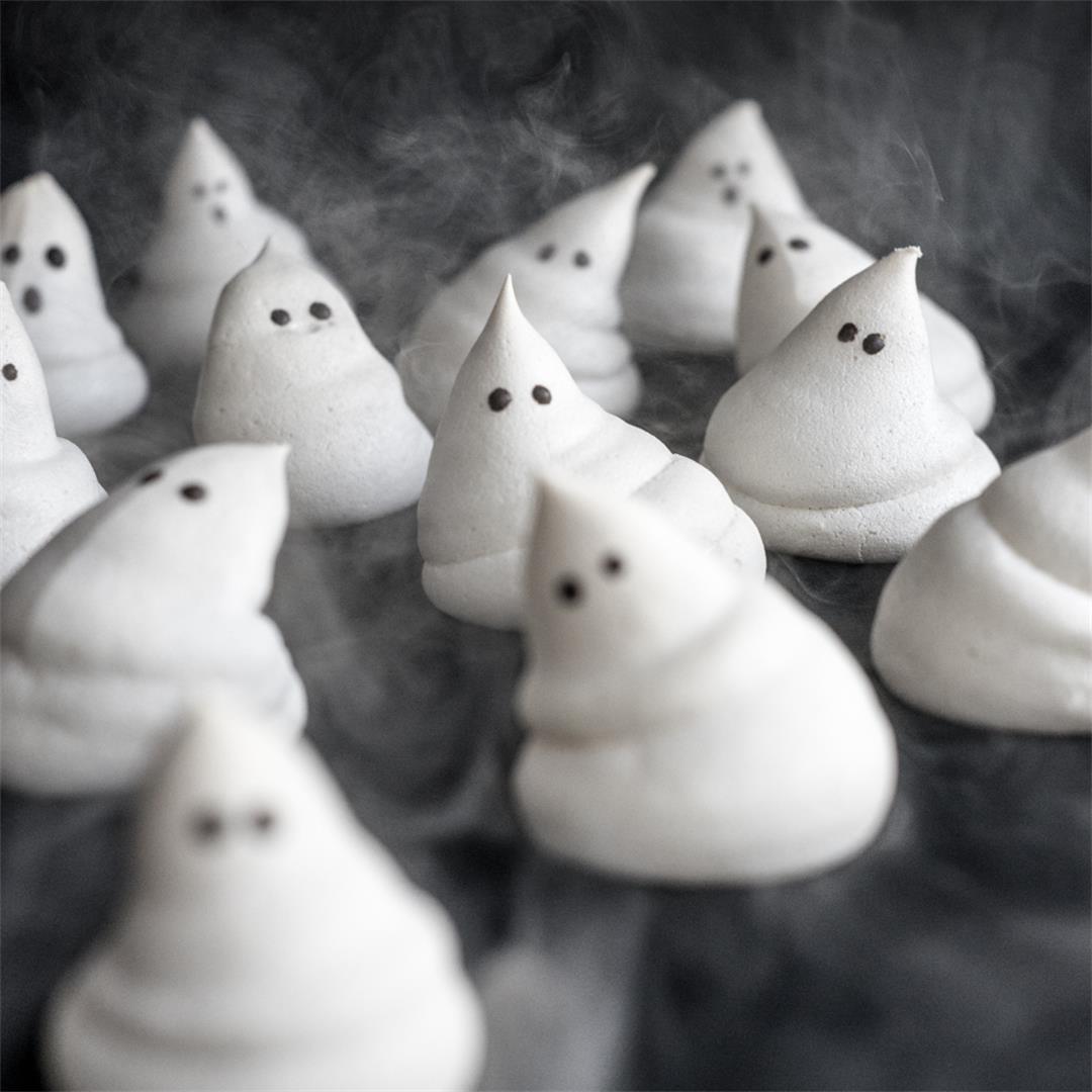 Eggless Halloween Meringue Ghosts