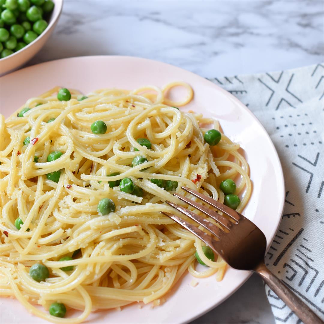 Spaghetti Aglio with Green Peas