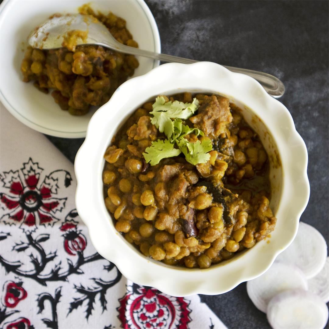 Street food delights: ‘Mangsho Ghughni’ (Mutton & Peas Curry)