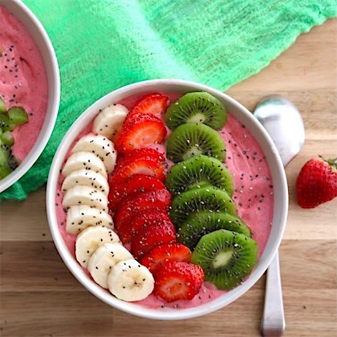 Strawberry Banana Smoothie Bowl, for the holidays!
