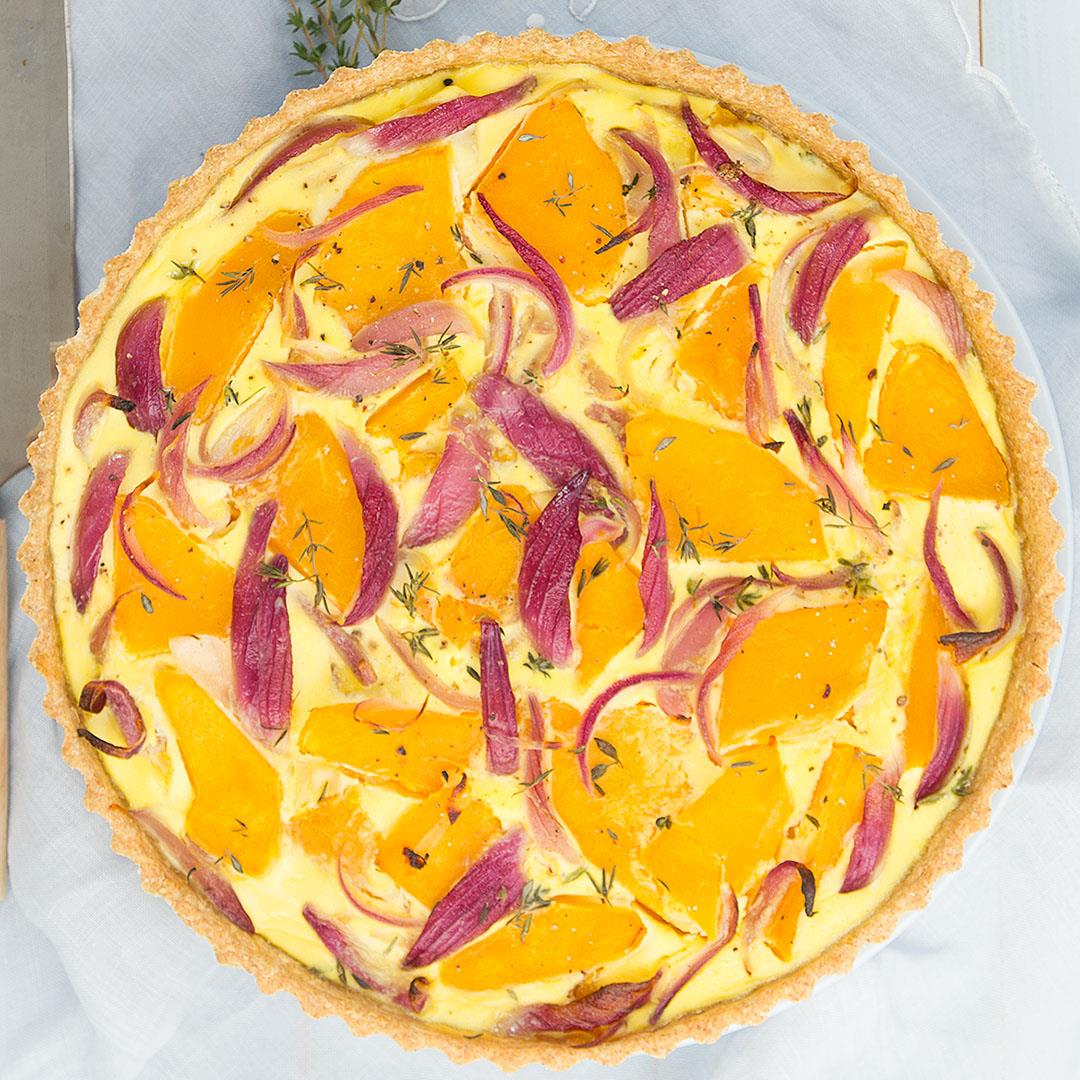 Pumpkin quiche with red onions and thyme, easy and healthy