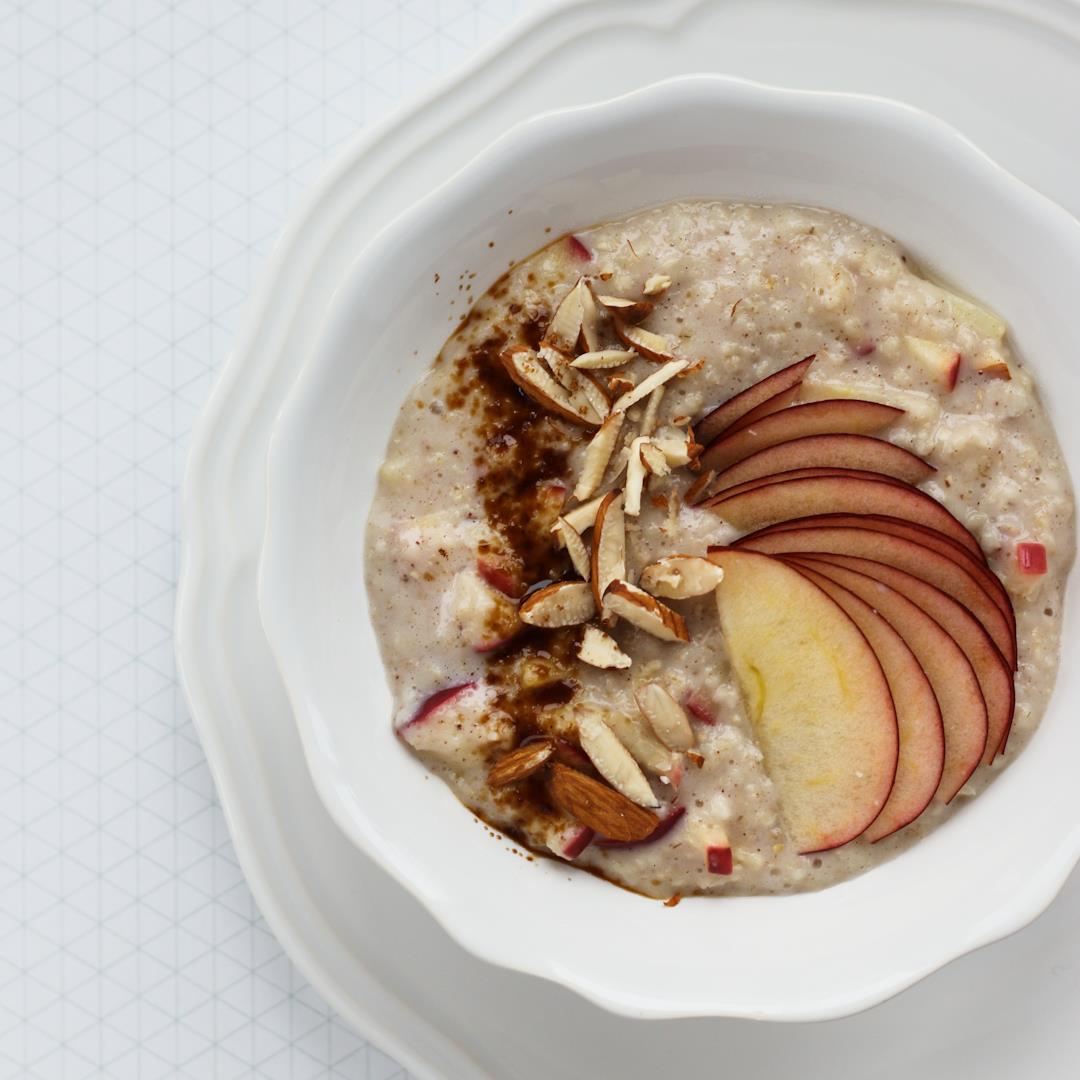 Apple Cinnamon Oatmeal Porridge - vegan & gluten-free