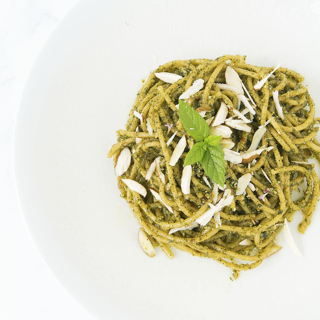 Mint and almond pesto, ready in 5 minutes.