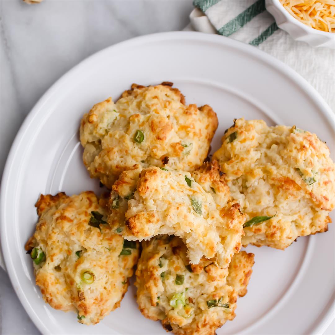 Cheesy Garlic Biscuits - flaky, buttery and delicious!