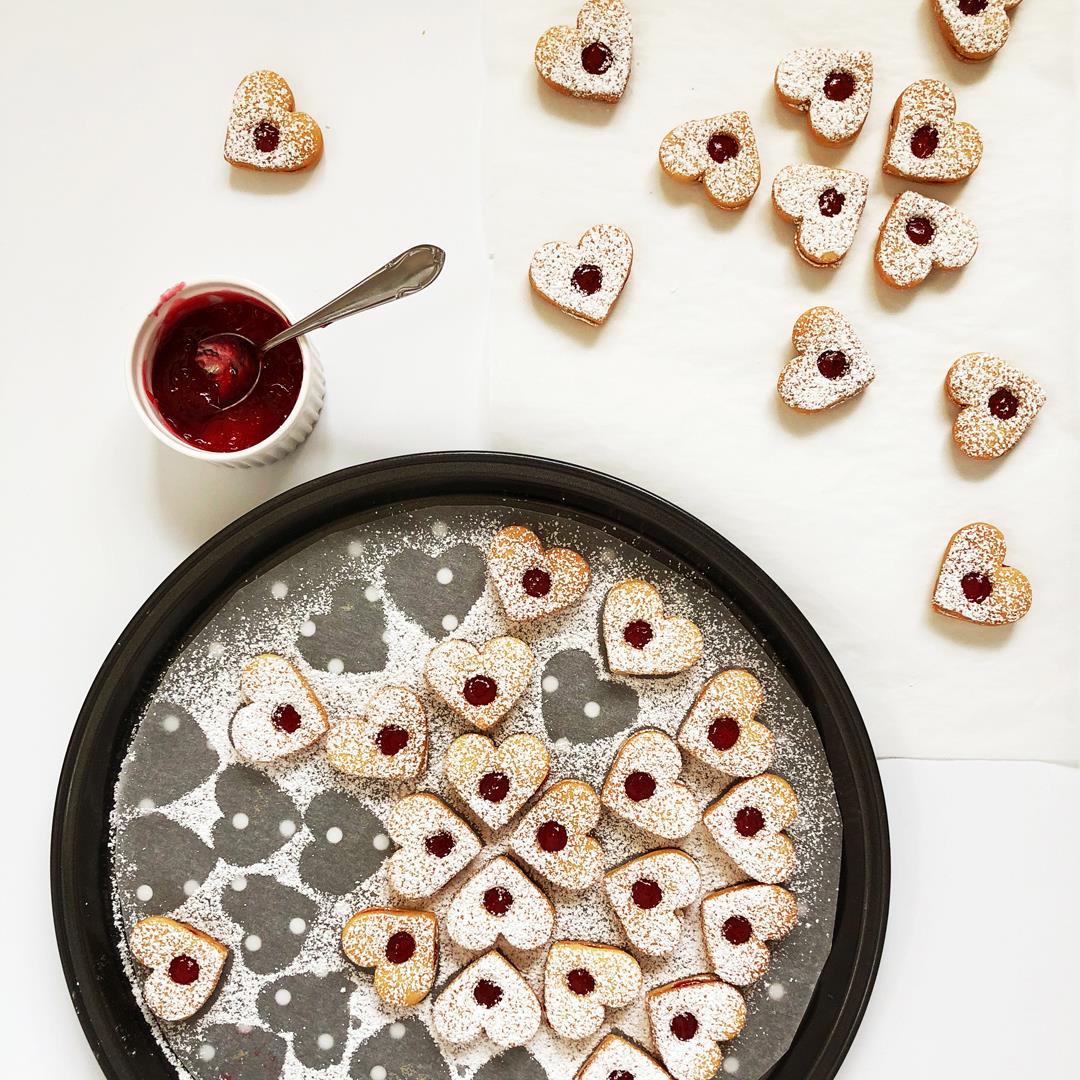 Christmas Linzer Cookies with Raspberry Jam