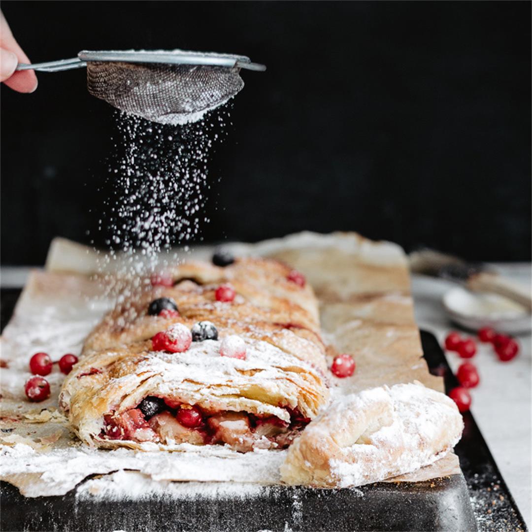 Berry strudel with apples