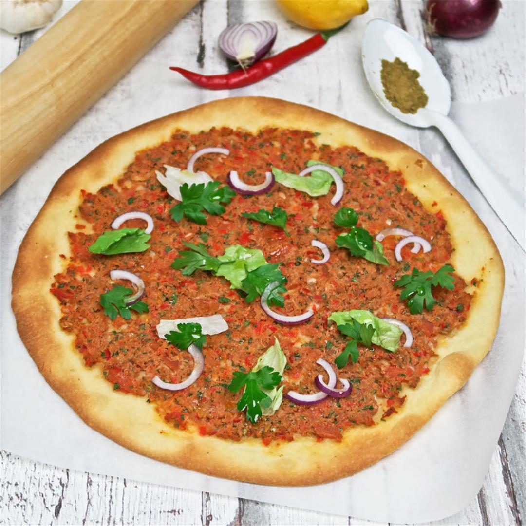 Harissa-spiced lamb pizza: spicy, crisp, delicious!
