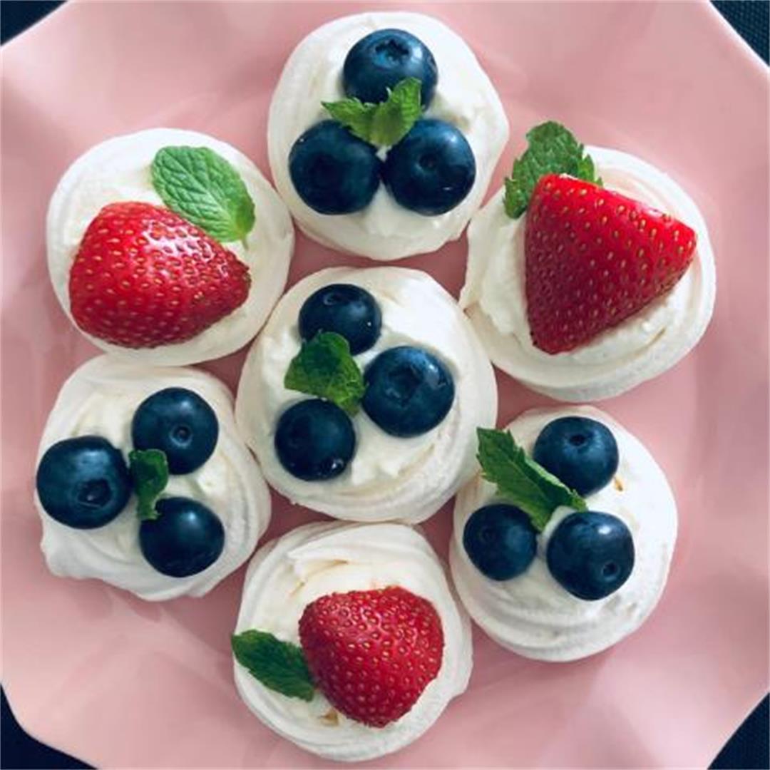 Mini Meringues with Berries and Cream