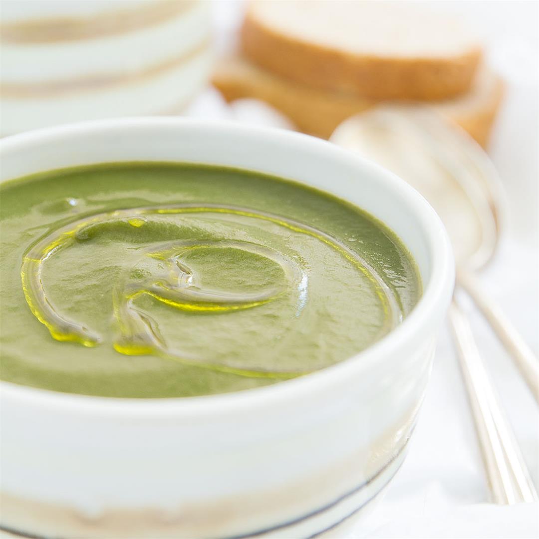 Creamy vegan spinach soup with lemon