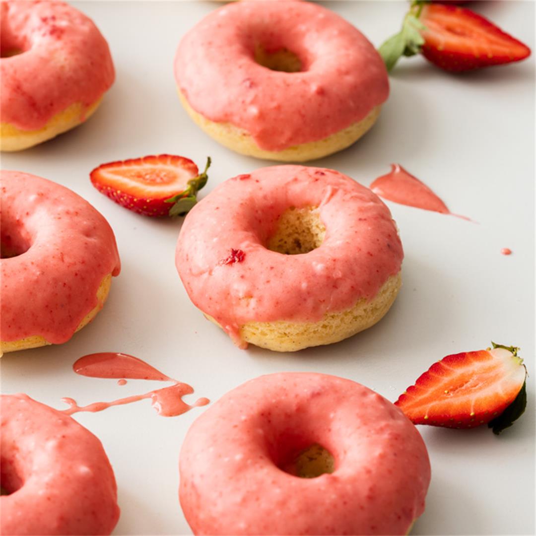 Baked Strawberry Doughnuts