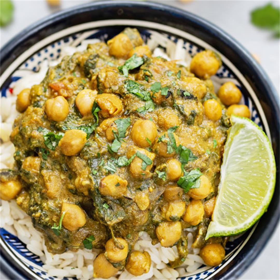 Chickpea curry with spinach and mushrooms