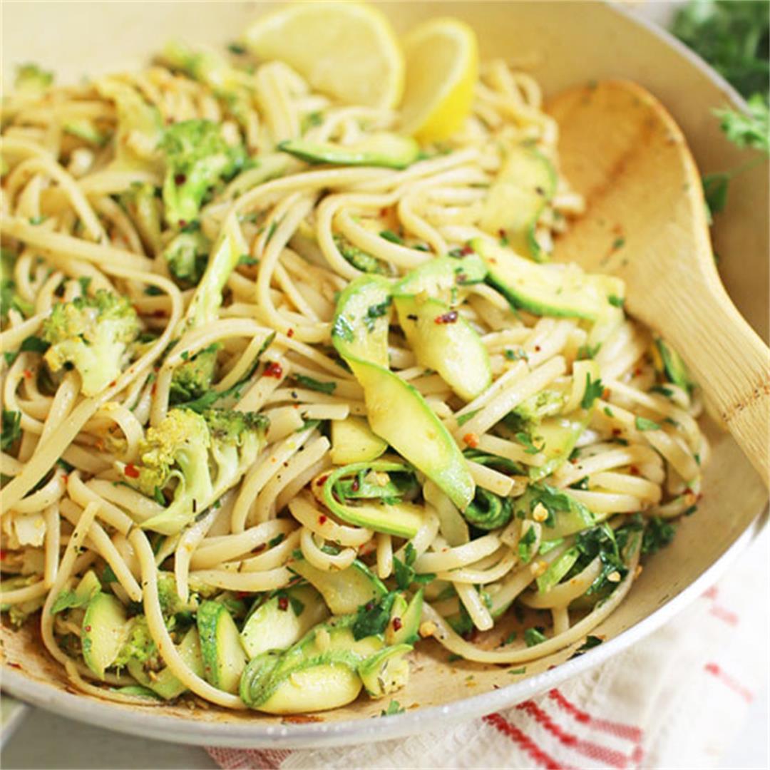 Garlic linguine with courgette and broccoli