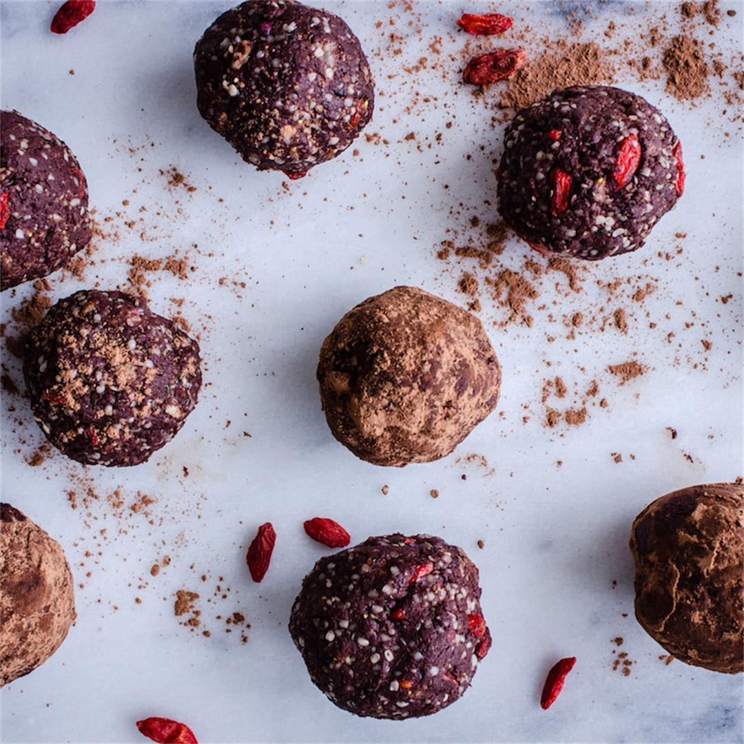 Cacao Strawberry Energy Balls (vegan & gluten-free)
