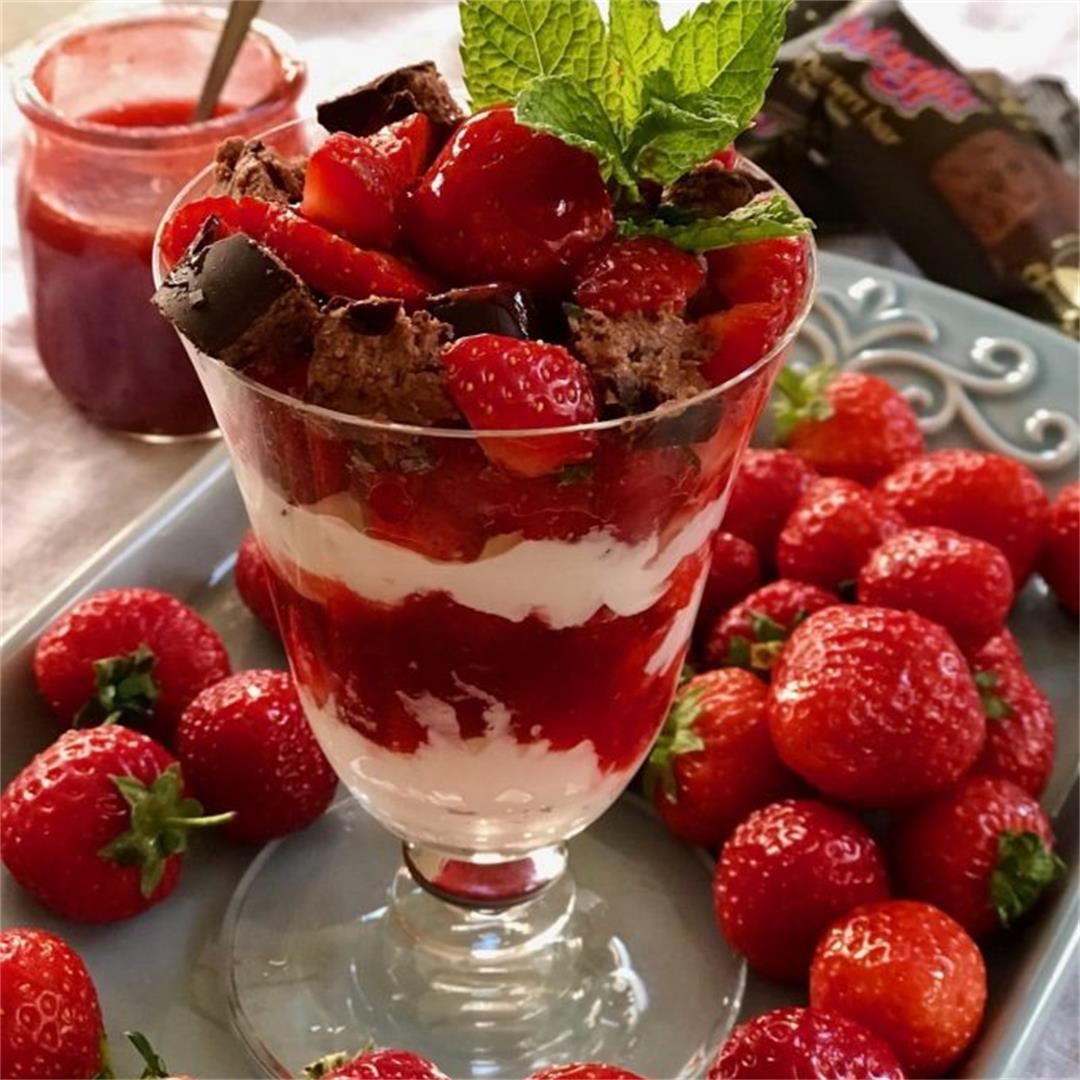 Magija Chocolate Bar with Strawberries & Cream