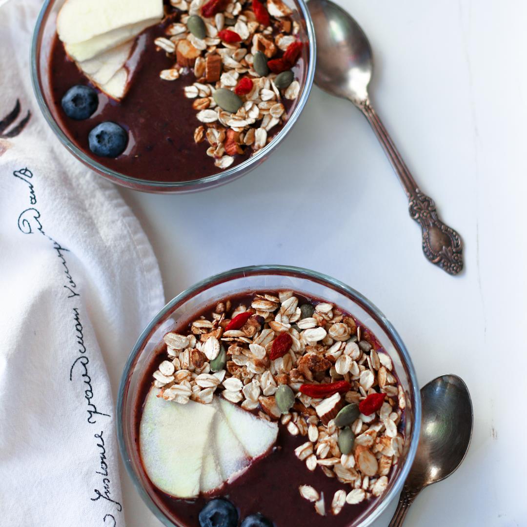 Açaí Smoothie bowl: Delicious, healthy & hearty breakfast bowls