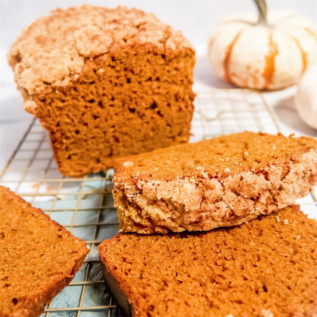 Pumpkin Bread with Cinnamon Crumble Topping