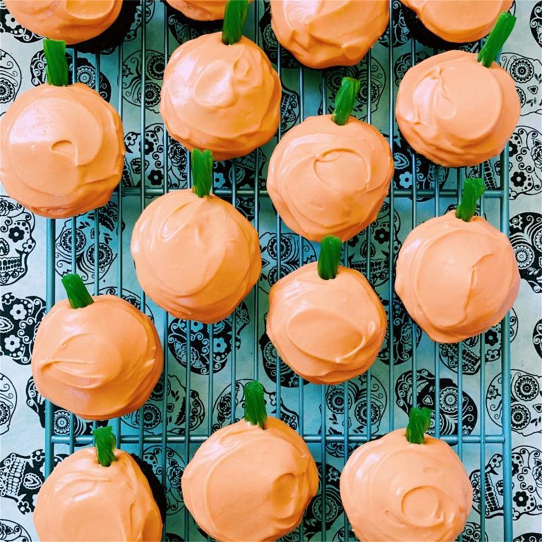 Cupcakes That Look Like Pumpkins w/ Cream Cheese Frosting