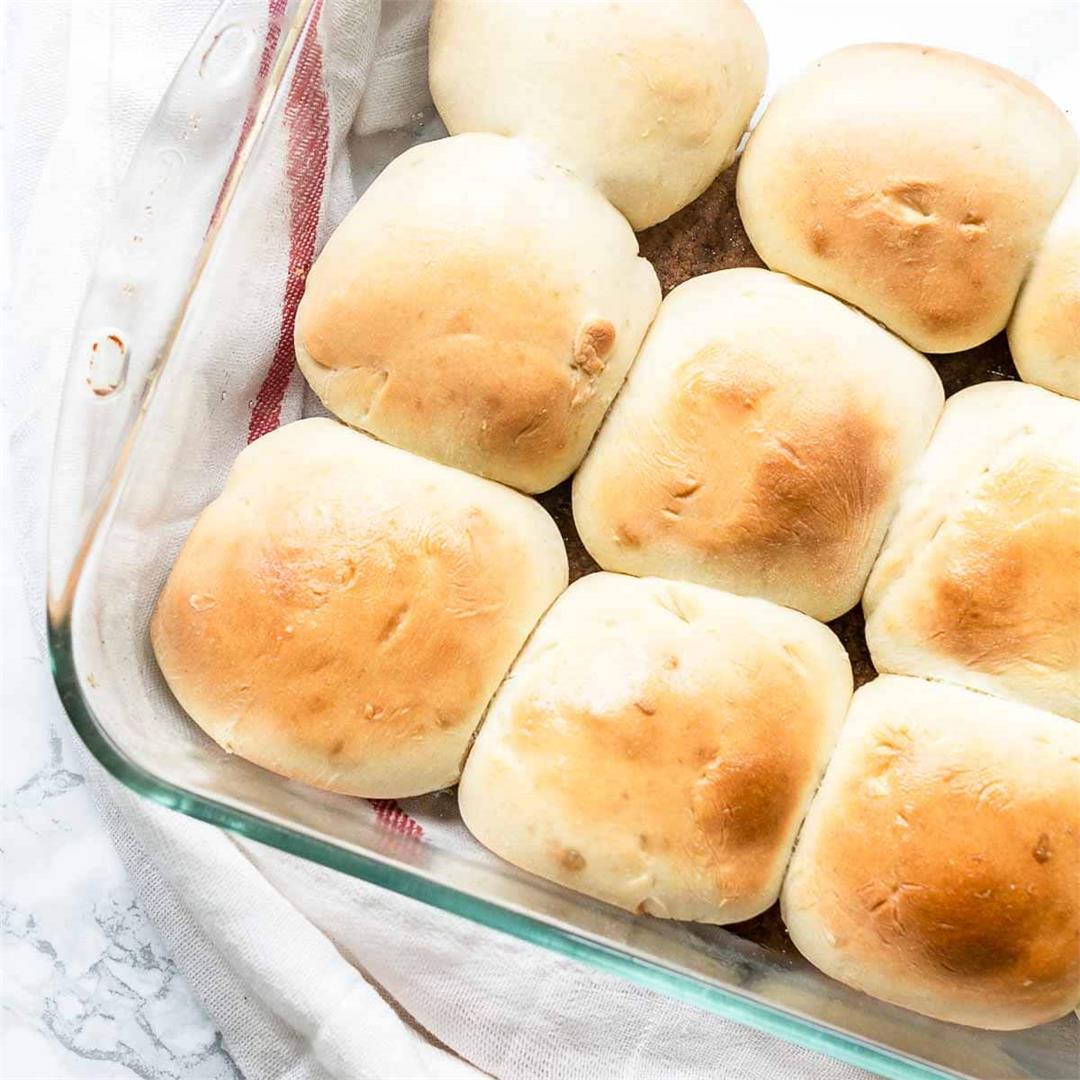 Fluffy dinner rolls {easy recipe}