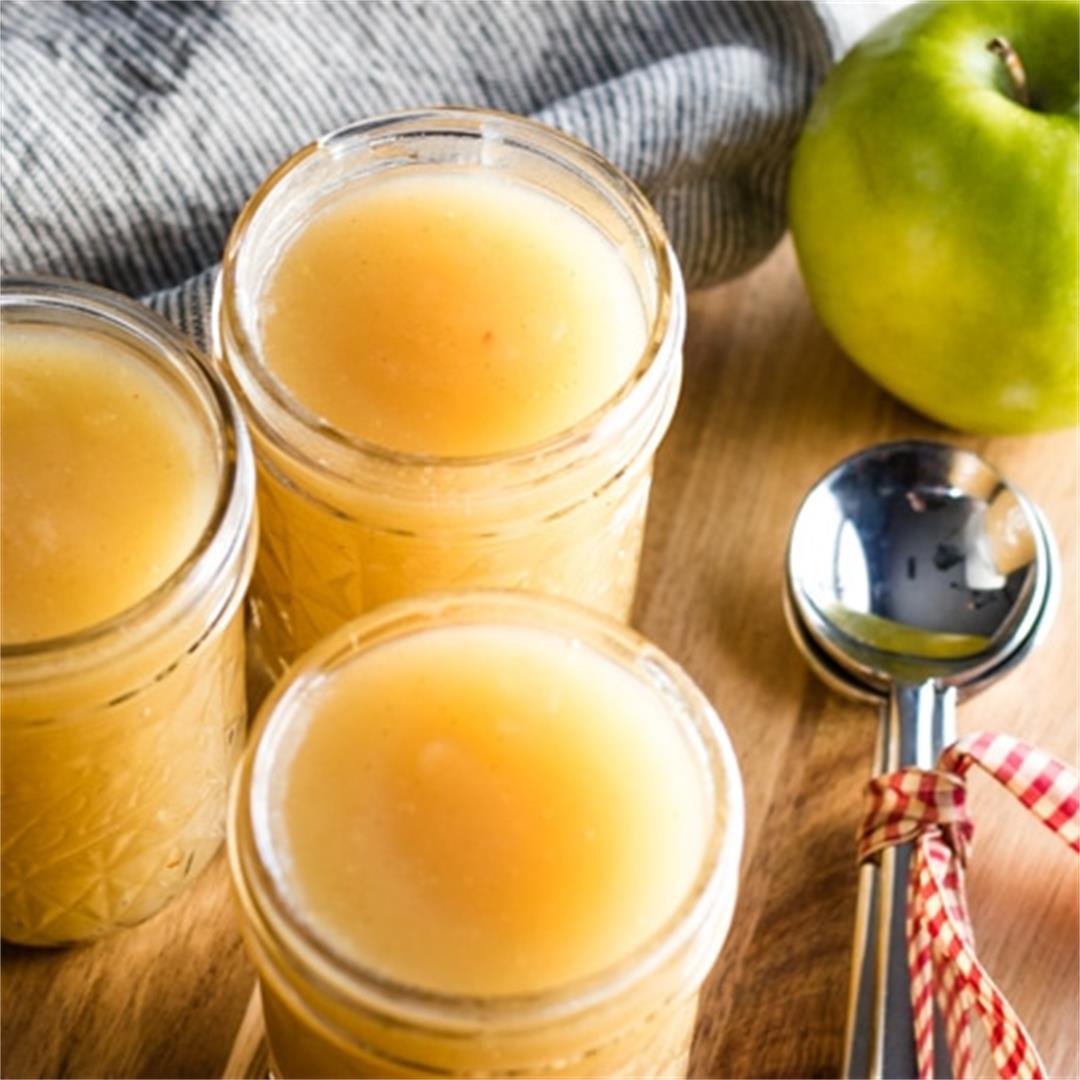 Easy Homemade Applesauce Recipe (just 4 ingredients!)